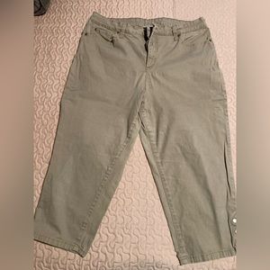 Kim Rogers Womens Pants Size 16 Flat Front Khaki Capri Snaps Legs